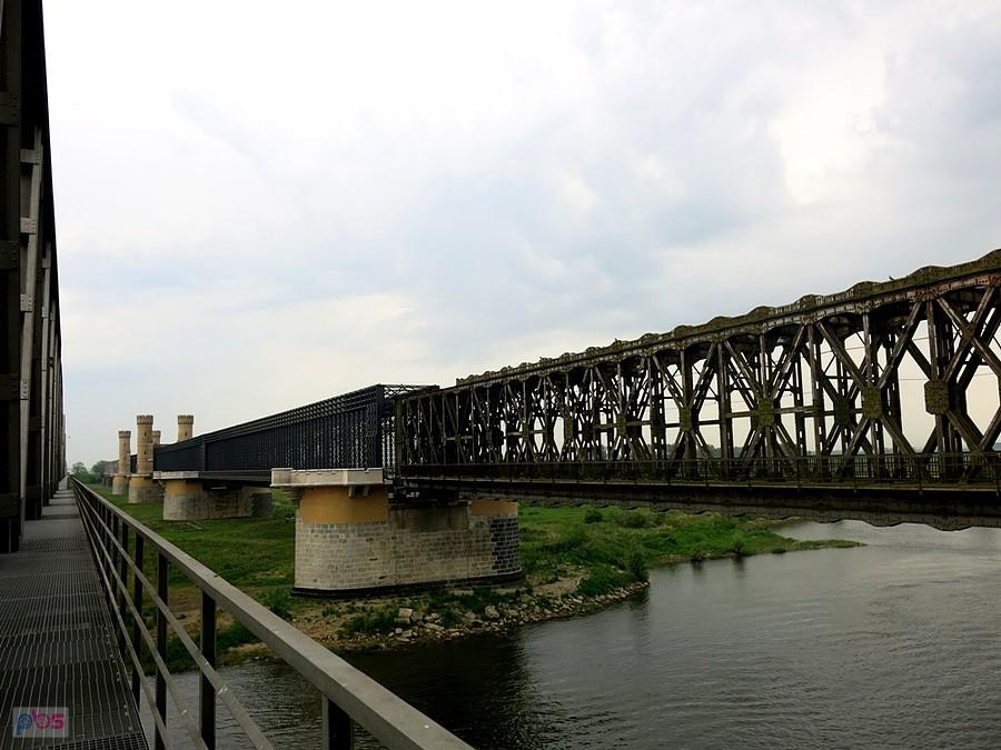 Widok z mostu kolejowego na nieczynny drogowy
