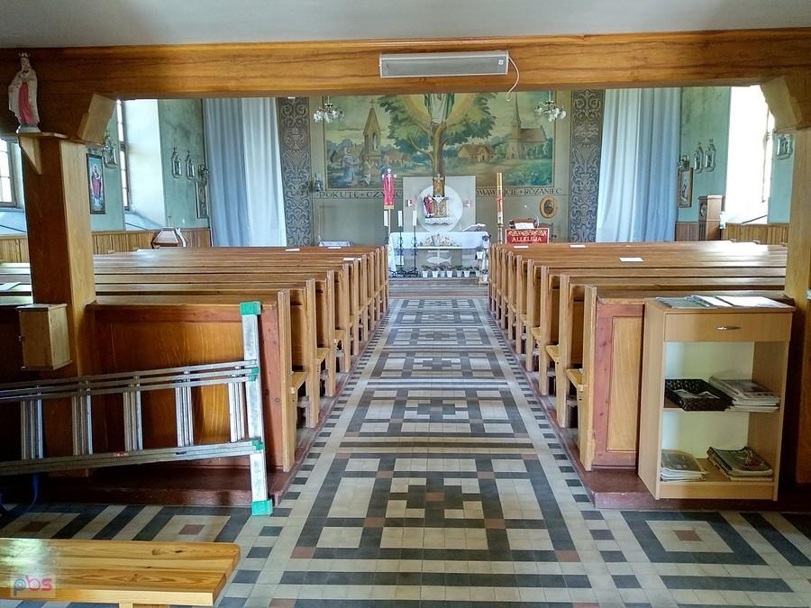 Wewnątrz kościoła w Zelkowie