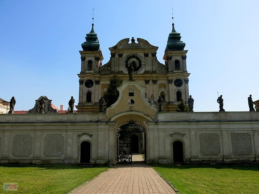Krosno k. Ornety - wejście do Sanktuarium