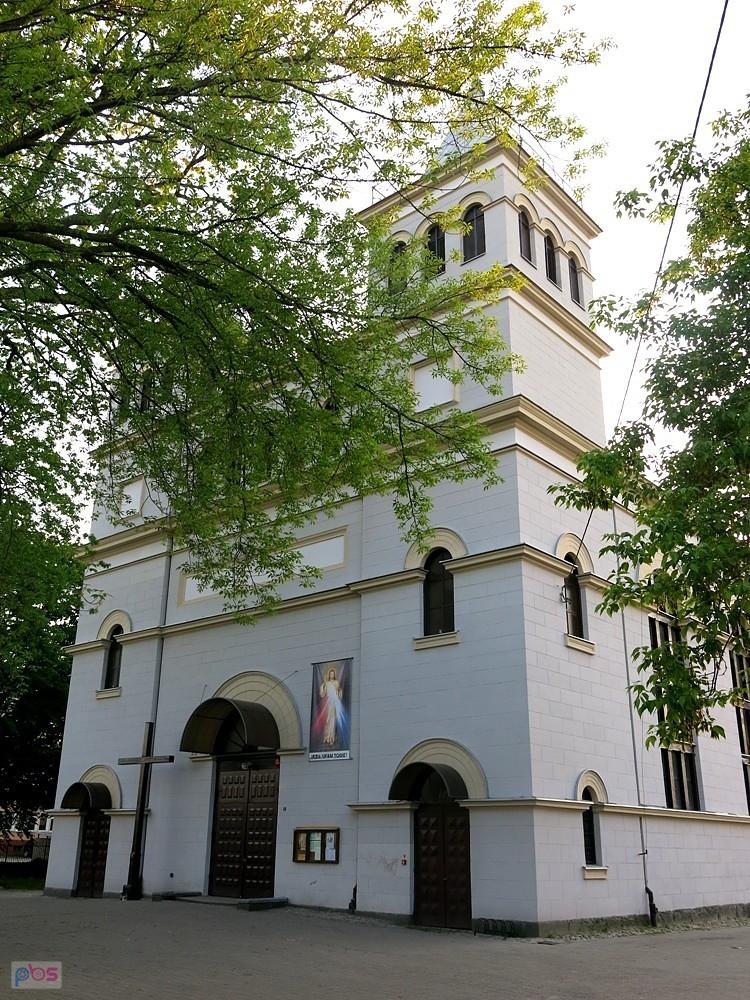 Przed jednym z kościołów w Braniewie