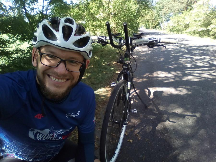 Cyklista na leśnej drodze – selfie