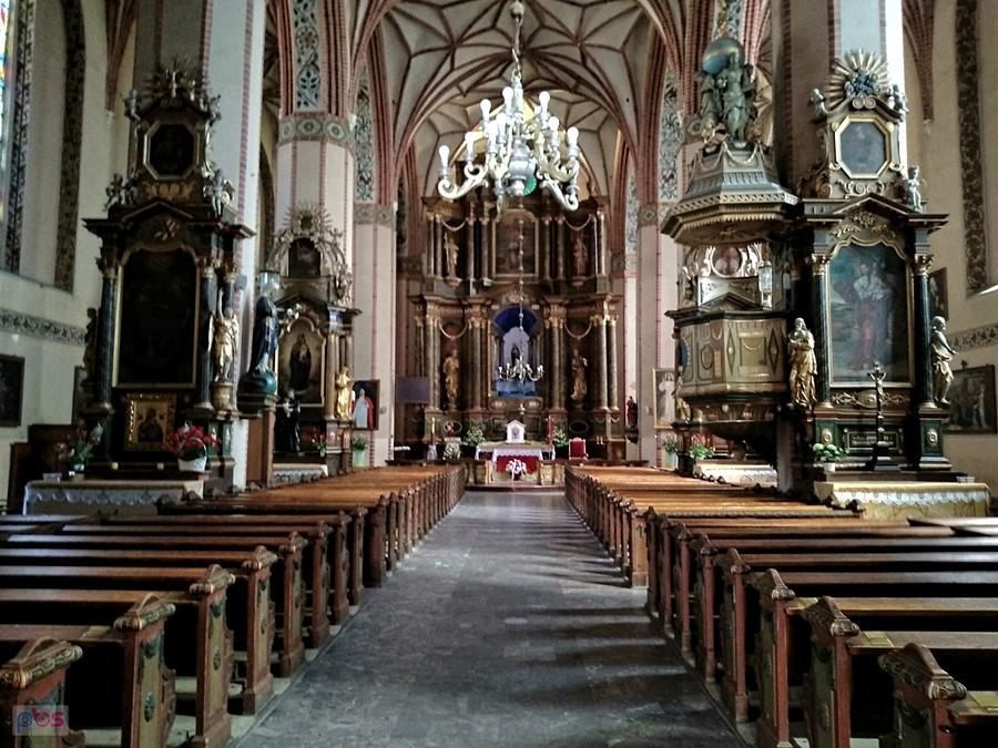wewnątrz kościoła św. Apostołów Piotra i Pawła w Reszelu