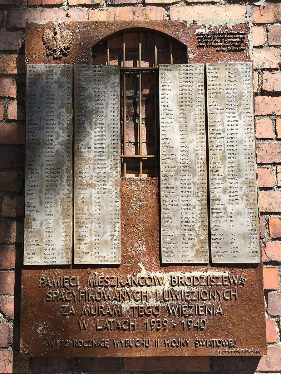 Tablica pamiątkowa na murach więziennych