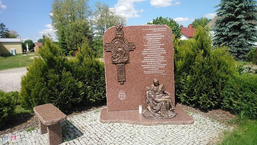 Pamięci ofiar katastrofy smoleńskiej ufundowany przez mieszkańców parafii w Pieczyskach