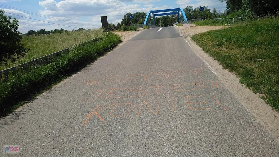 Napis na asfalcie dopinguje zespół Grupetto: - Wszyscy jesteście konie!