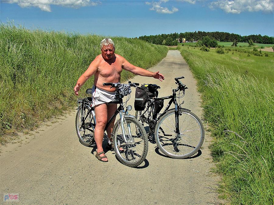 Wycieczka rowerowa za miasto - okolice Tczewa. Kolega jedzie się wykąpać.