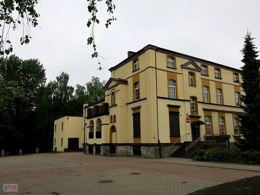Ni to pałac, ni to dworek