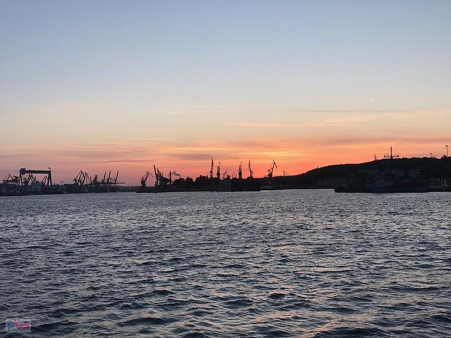 port w Gdyni wieczorowo