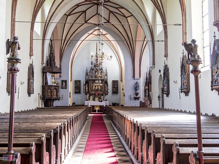 Wewnątrz kościoła w Mingajnach