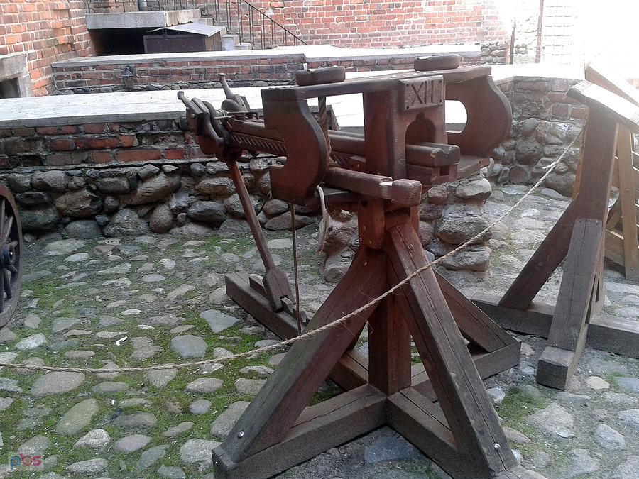 Skorpion, dziedziniec w Zamku - Uniejów