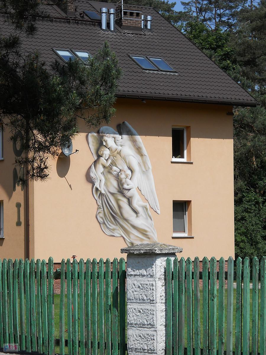 przy ośrodku oblackim w Kokotku
