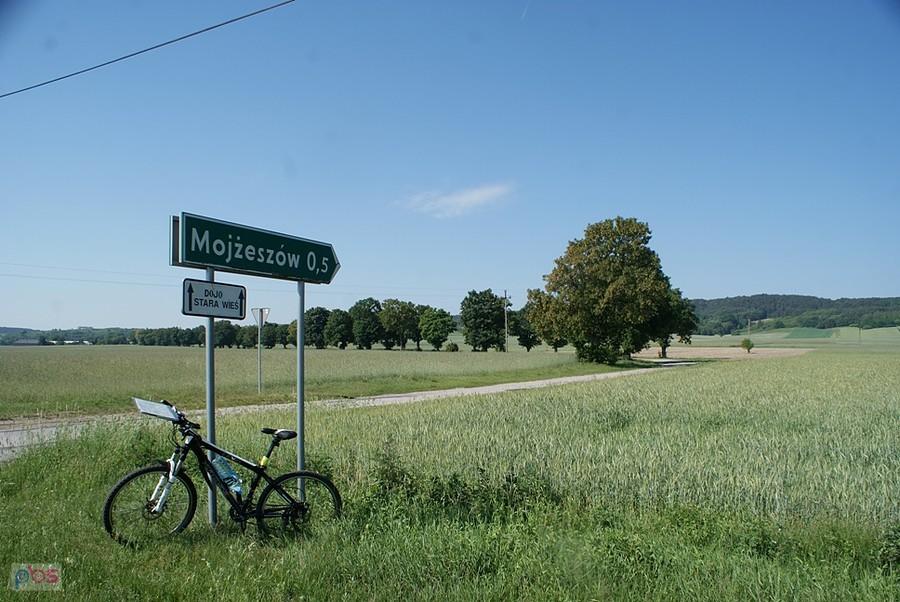 Ciekawe tu sa nazwy wiosek - przed Mojżeszowem, nieco dalej jest Boża Wola :)