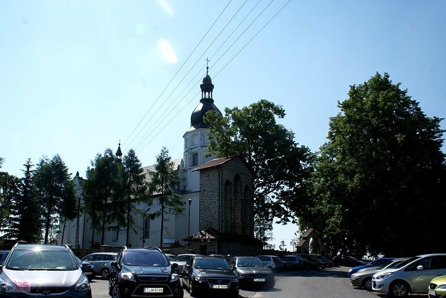Oleszno - przed kościołem Wniebowzięcia NMP z 1843-85, 1732r.