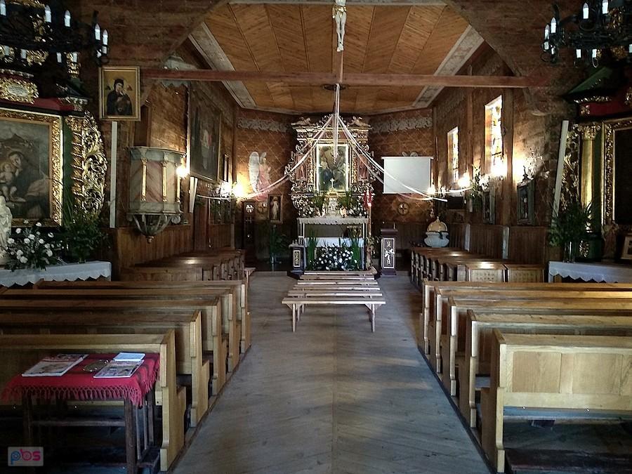 wnętrze drewnianego kościółka