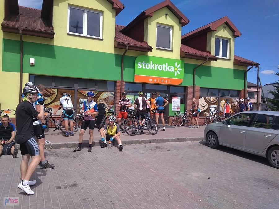 Postój przy sklepie w Cycowie