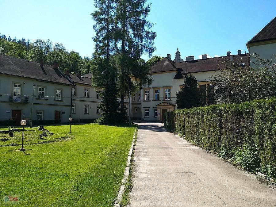 Zespół pałacowo-parkowy w Ujsołach