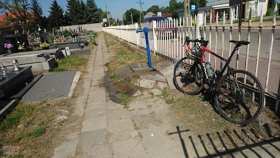 Pierwszy postój na ochłodzenie - cmentarz Łomna