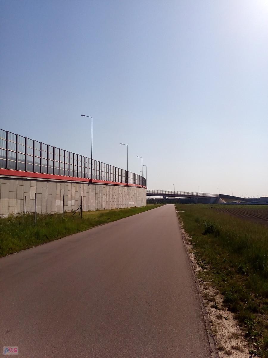Techniczna wzdłuż autostrady