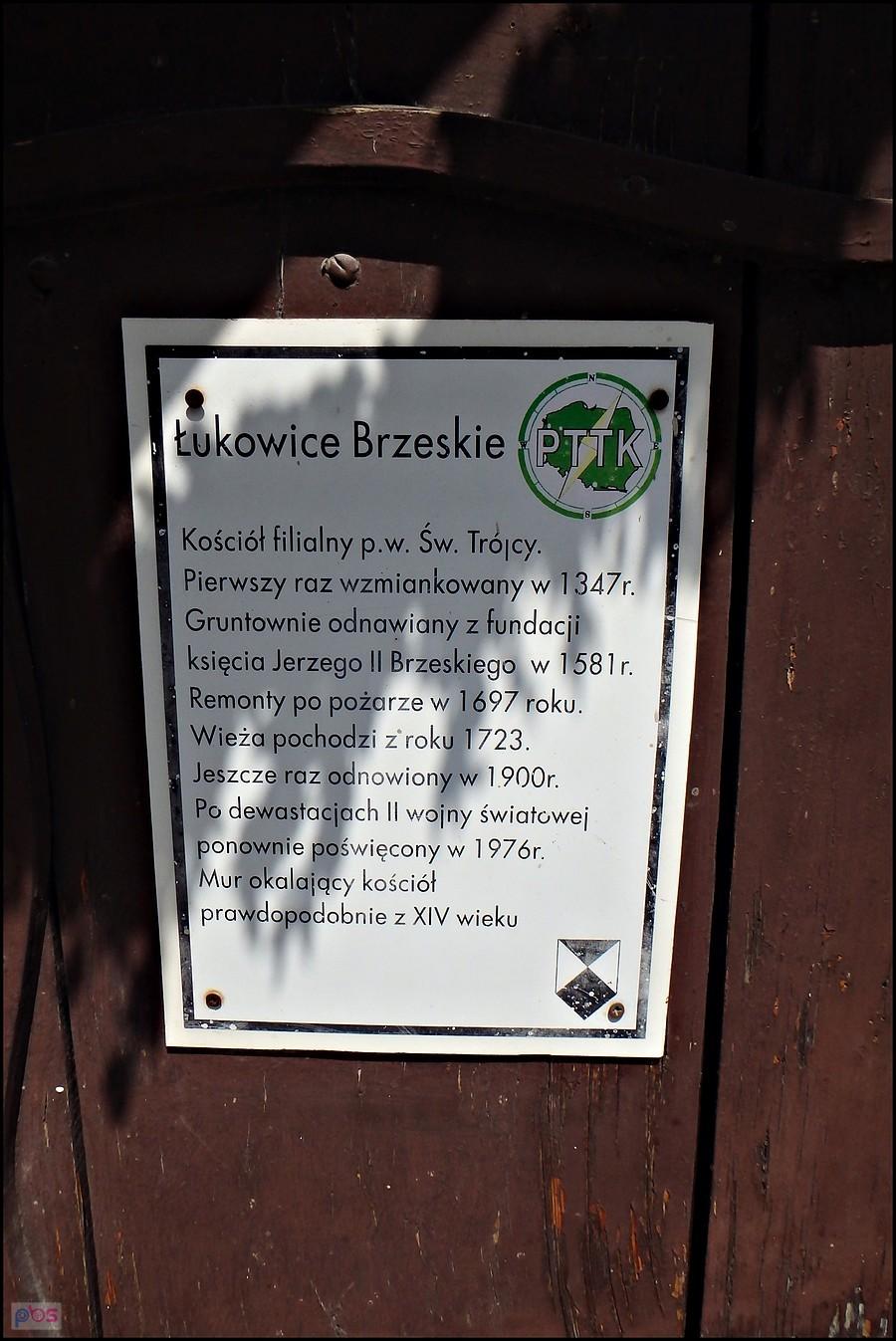 Tabliczka informacyjna PTTK na drzwiach kościoła w Łukowicach Brzeskich