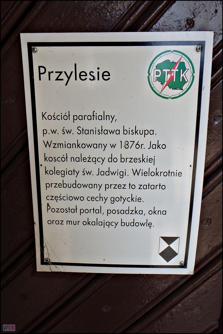 Tabliczka informacyjna PTTK na kościele w Przylesiu