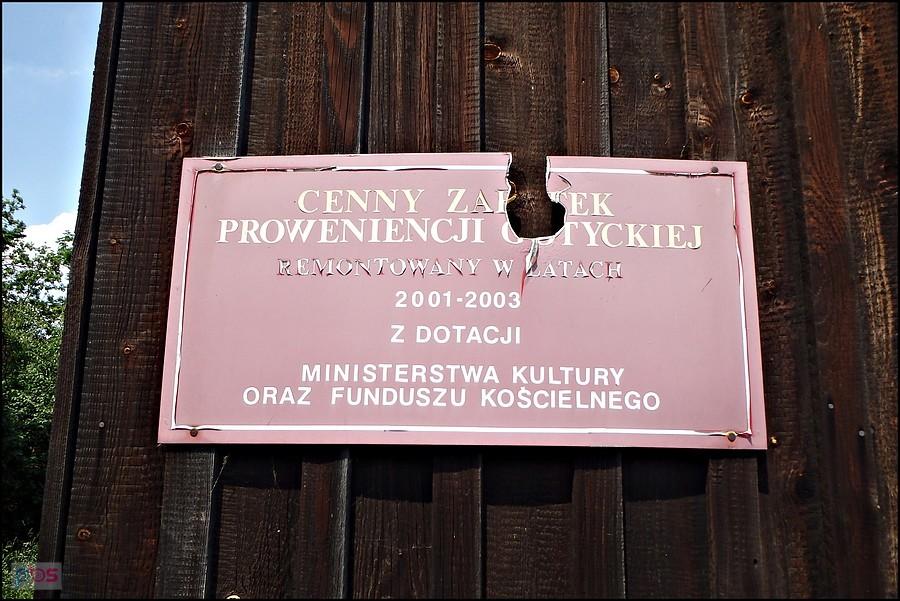 Tabliczka na zabytkowym kościele w Obórkach