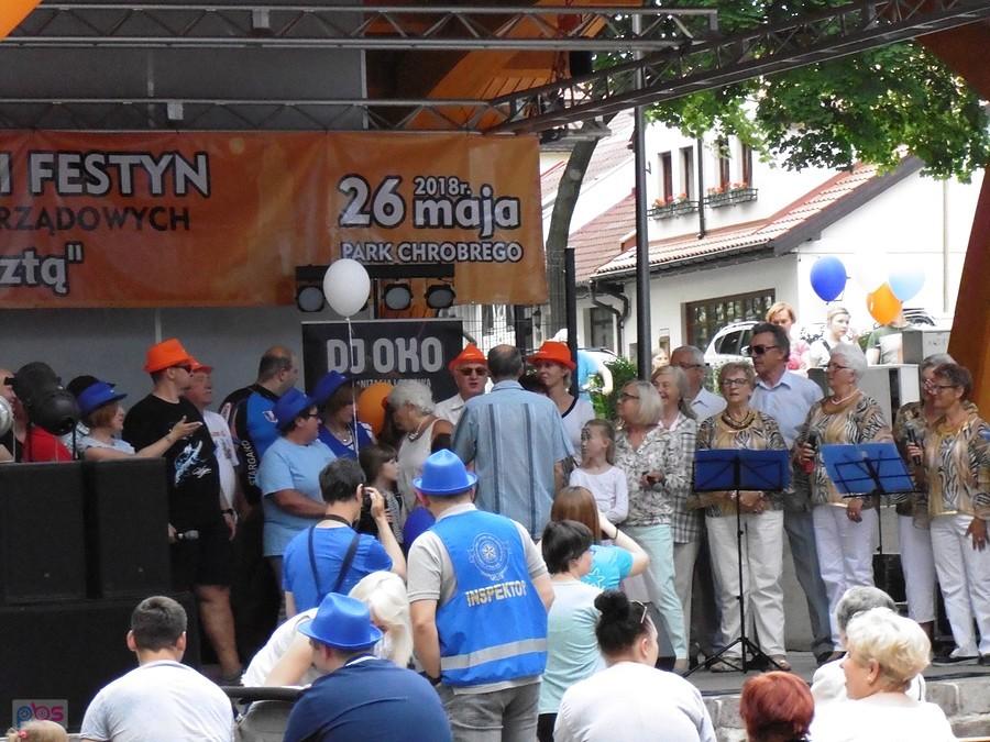 było to wspólne wykonanie piosenki przez chór i przedstawicieli stowarzyszeń