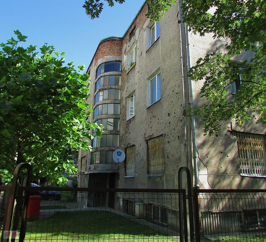 Kamienica z Tenisowej 8 z przeszkloną klatką schodową