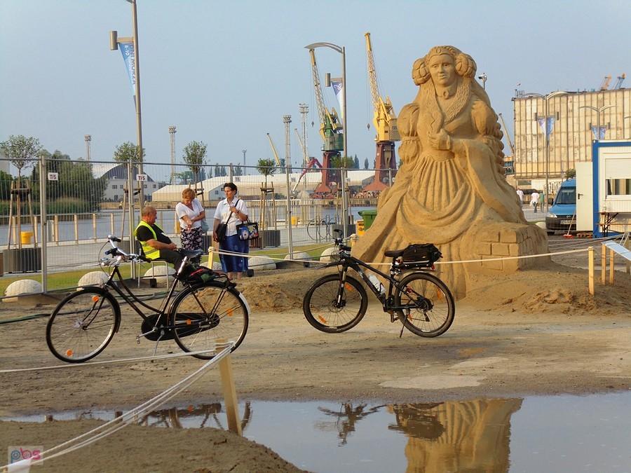 nasze rowerki wśród piaskowych rzeźb