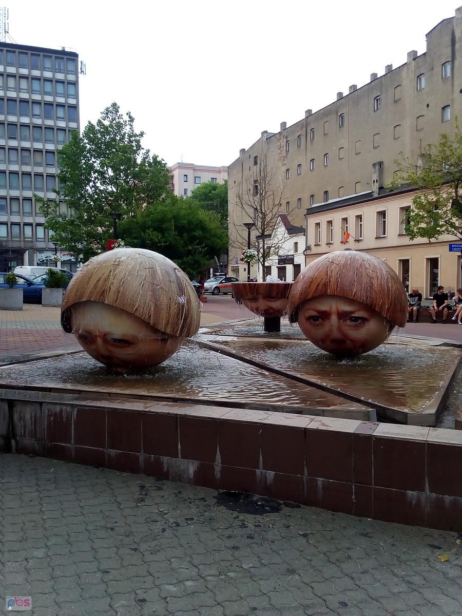 Ciekawa fontanna przed Urzędem Miasta
