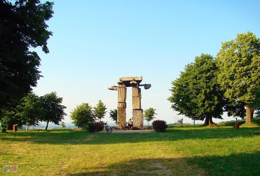 Jerzmanowa. Monumentalny pomnik "Ludziom Ziemi" autorstwa Zbigniewa Frączkiewicza.