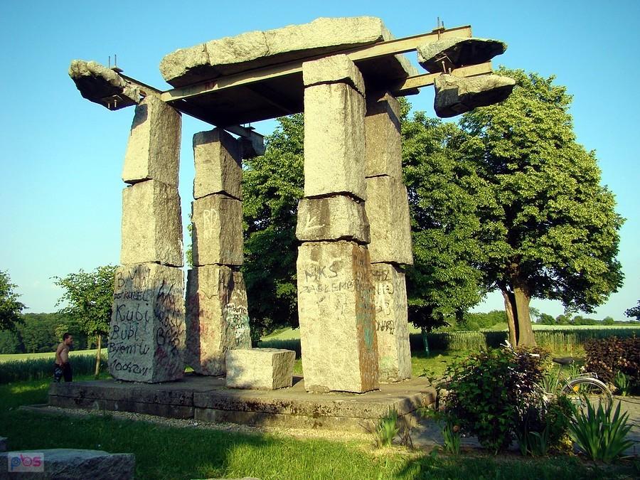 Granitowy pomnik z 1985 roku na skraju stoku Grzbietu Dalkowskiego we wsi Jerzmanowa.