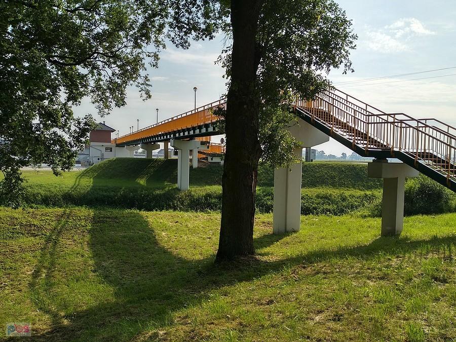 Kładka nad Odrą w okolicach Kątów