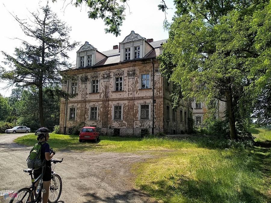 Pod pałacem w Turawie