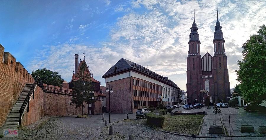 okolice kościoła p.w. Podwyższenia Krzyża Świętego w Opolu