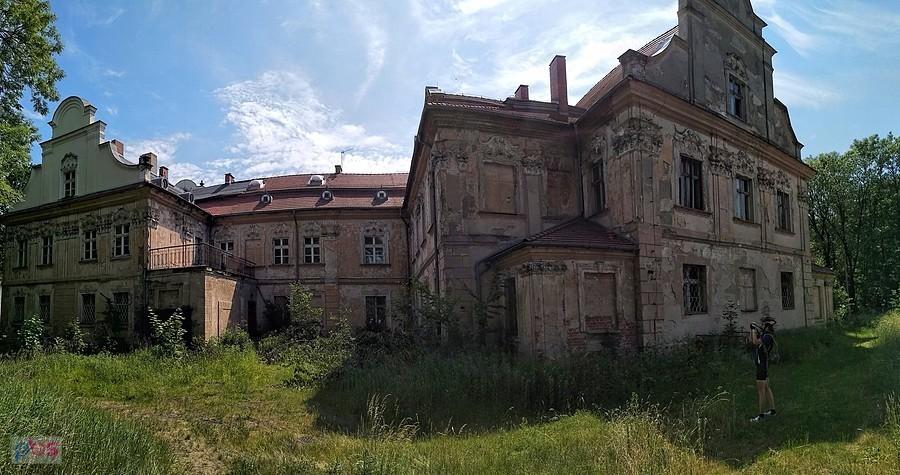Niszczejący pałac w Turawie