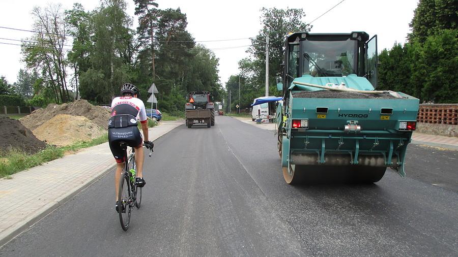 Z jakością asfaltów różnie bywało. Za tym traktorem był nasz tunel aero tak pod 35-40 km/h :)