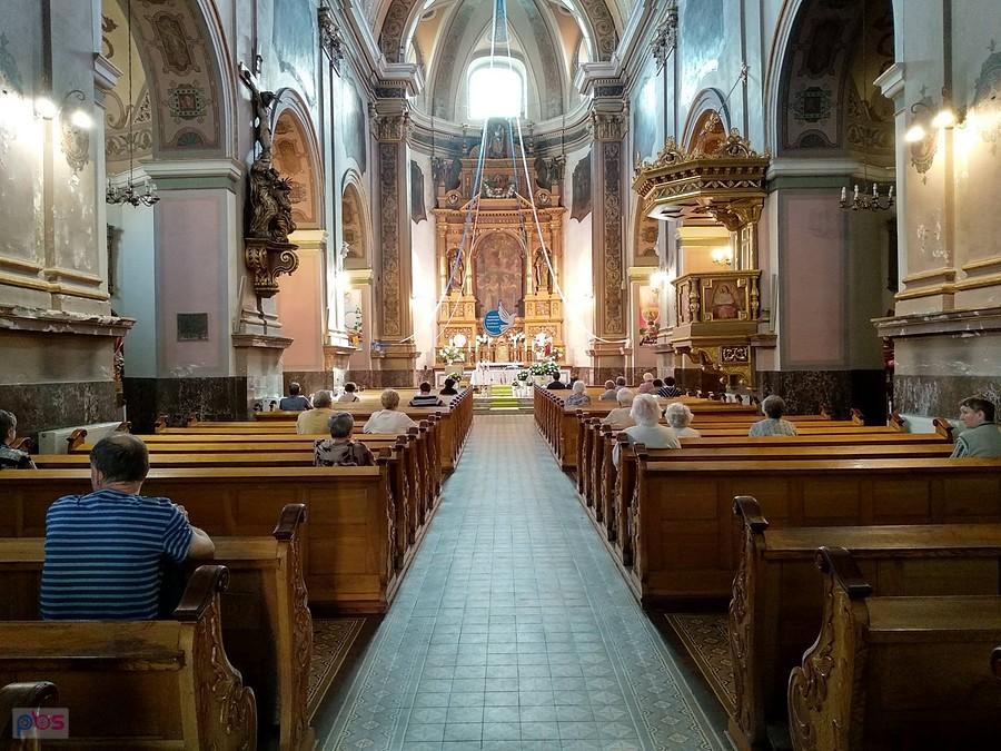 Wewnątrz kościoła Matki Bożej Różańcowej