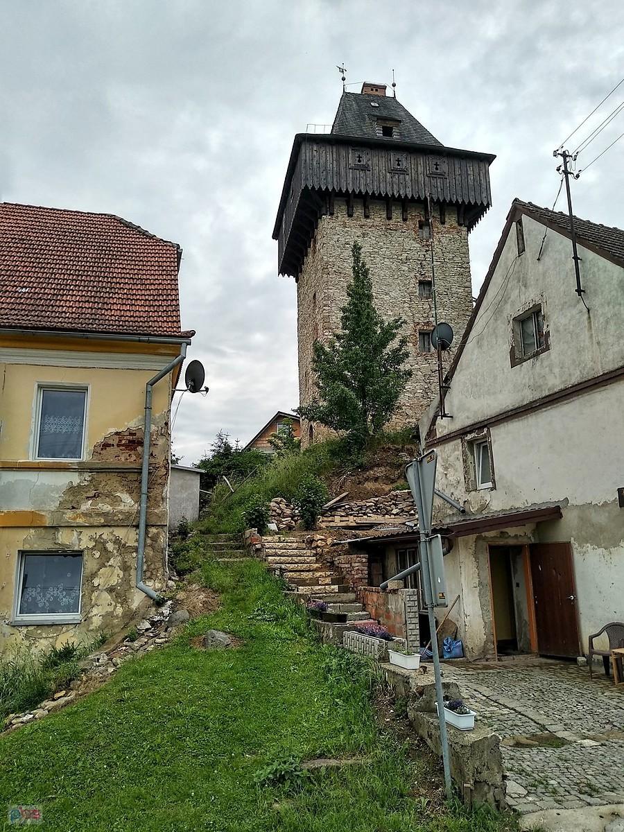 Wieża mieszkalno - obronna w Żelaźnie