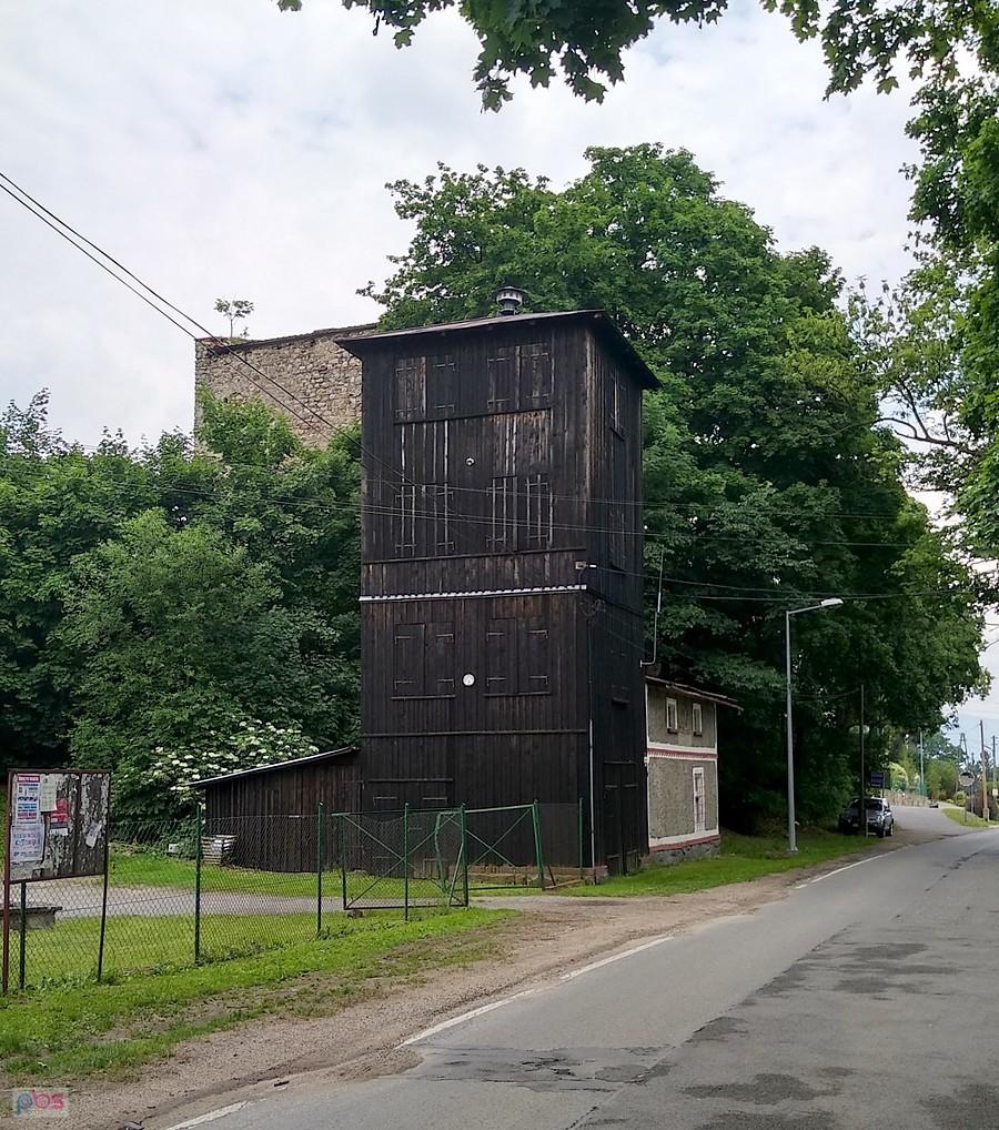Ruiny wieża mieszkalno-obronnej w Starej Łomnicy