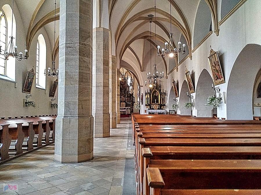 Dziwne wnętrze kościoła... kolumny na środku?