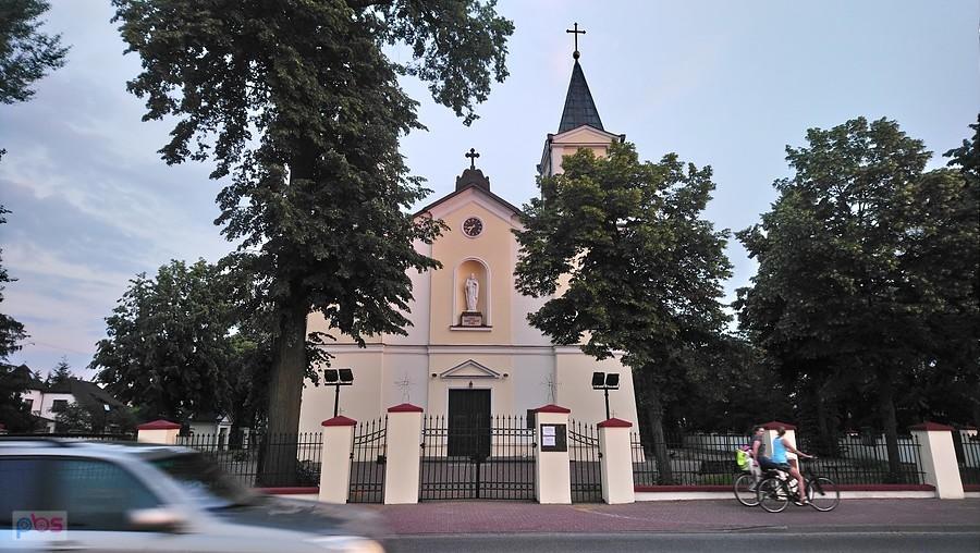 Samochód, rowerzystki, kościół i kontrola czasu