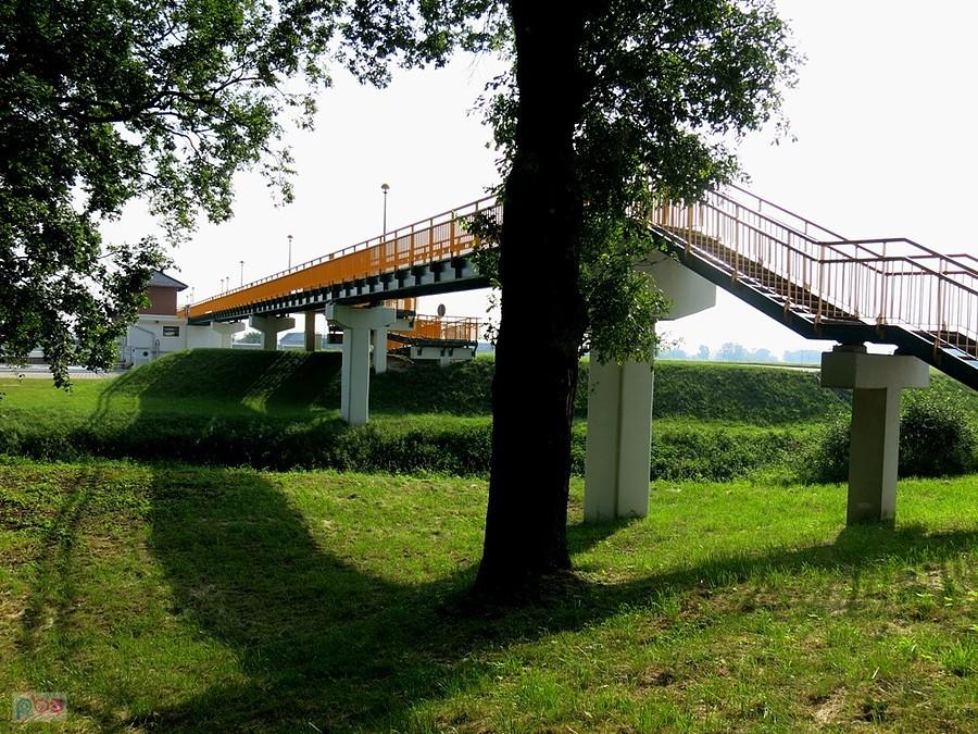 W tym miejscu miała być przeprawa promowa, a jest kładka piesza