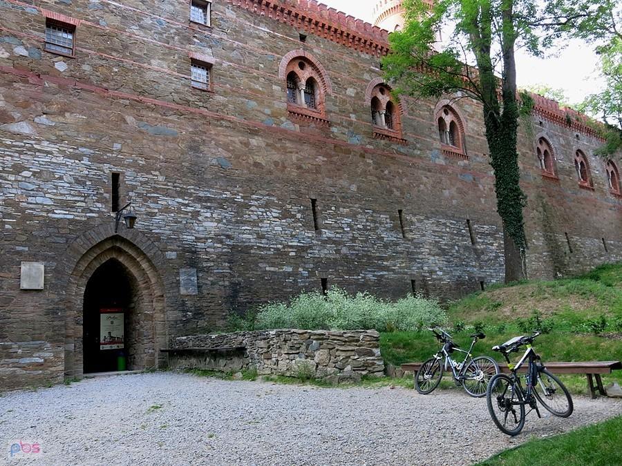 Przed wejściem na pałac - Kamieniec Ząbkowicki