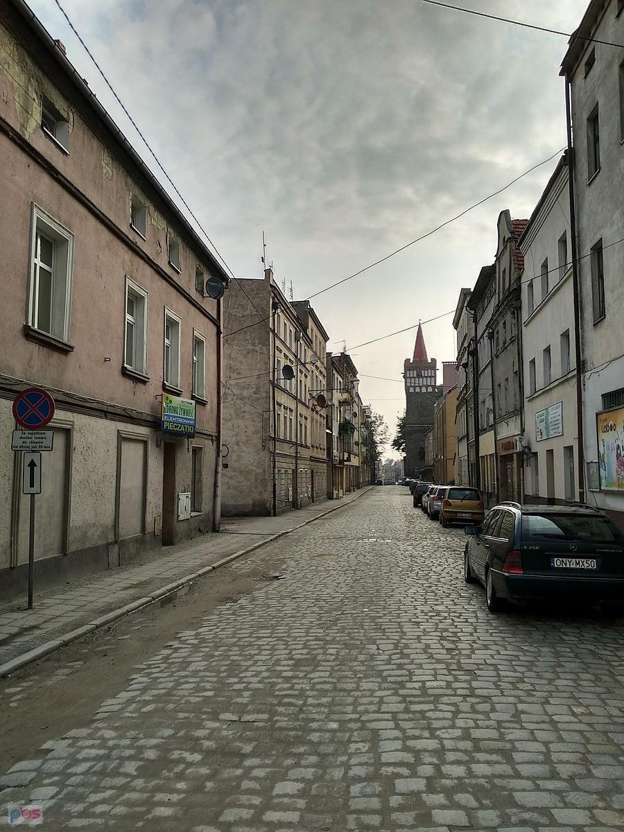 W oddali kolejna baszta