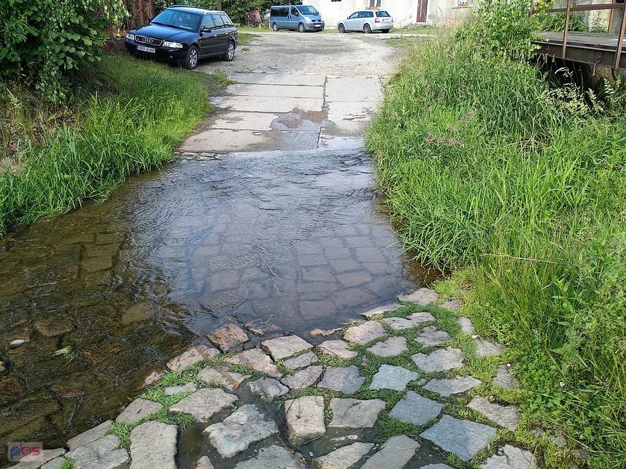 Ślisko było jak diabli, rower strasznie tańczył