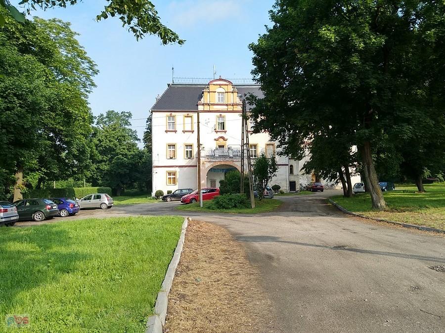 Ujeździec - pałac - chyba zamieszkany