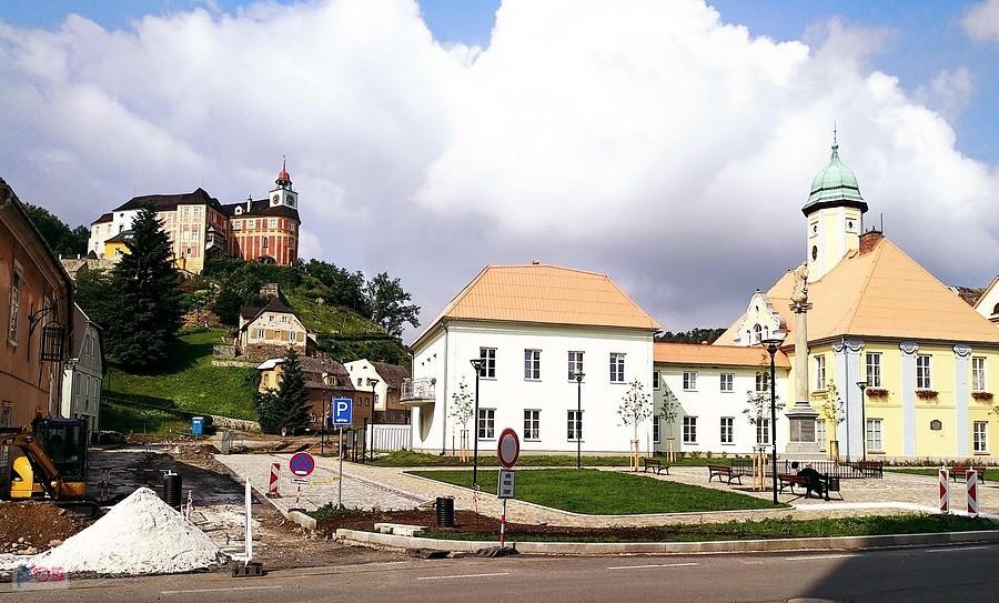 Widok na zamek w Javorniku