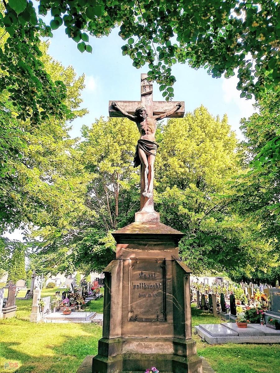 Krzyż na cmentarzu