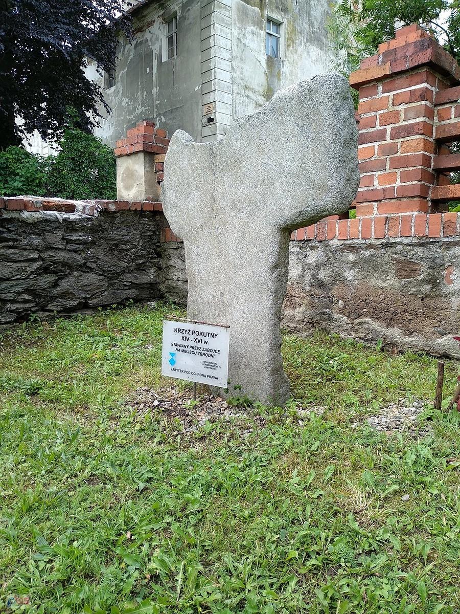 Krzyż pokutny przy kościele w Sławęcinie