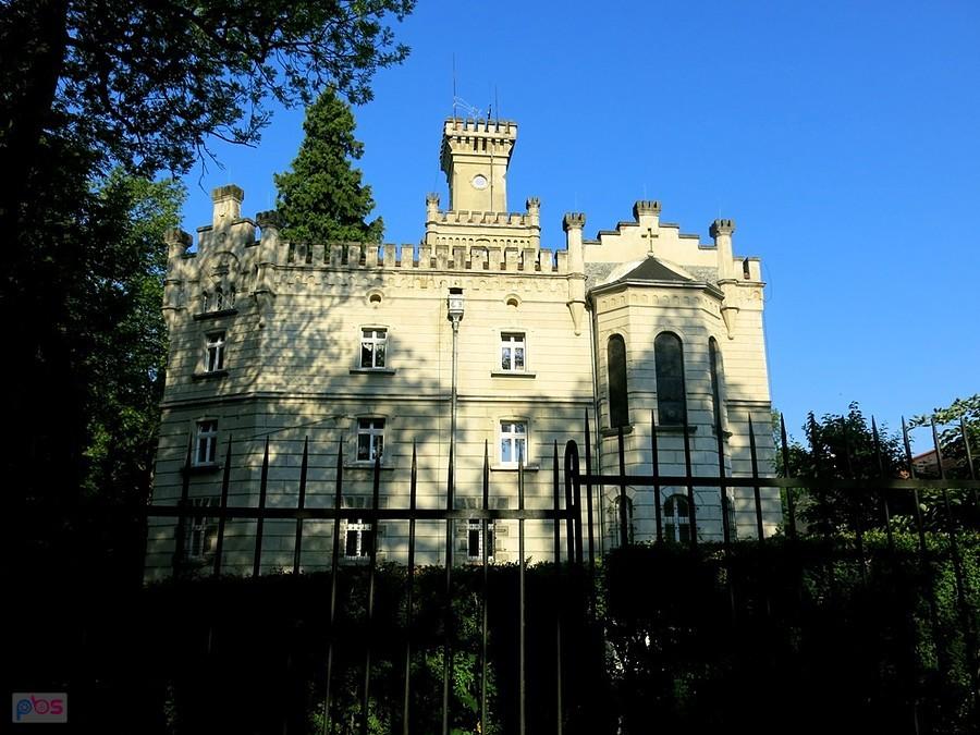 Podzamek - neogotycki pałac z poł. XVIw.